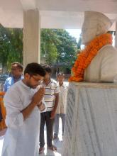 माल्यार्पण डॉ. अमर बहादुर शुक्ला सर के द्वारा 